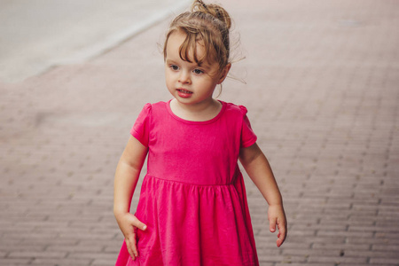 可爱的小女孩在粉红色的裙子