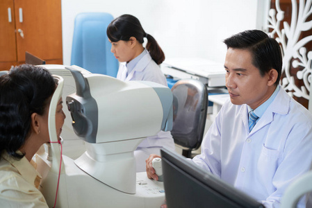 集中亚洲医生检查眼科门诊妇女的视力