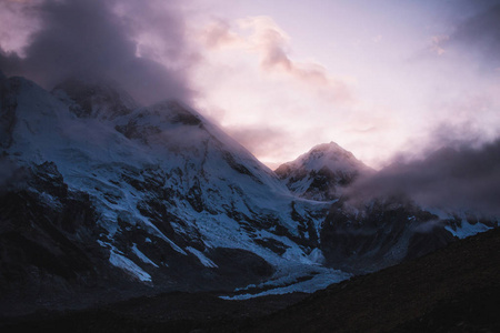 喜马拉雅景观。山脉有雾和云的踪迹, 黑暗的天空, 背景暗淡的阳光。山上暴风雨的天气。徒步旅行在喜马拉雅山, 尼泊尔。自然风景