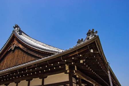 传统的木制日本寺庙屋顶在地区佛教寺庙和公园是身分在日本京都