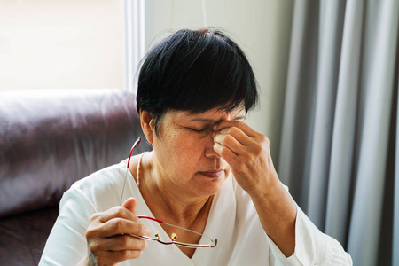 长时间倾斜的眼睛图片