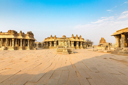 Garuda 石战车和 Vitthala 寺 gopuram, 亨比, 卡纳塔, 印度