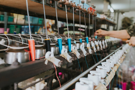 线织机用于编织传统的泰国丝绸。泰国国产丝绸或纺织品生产