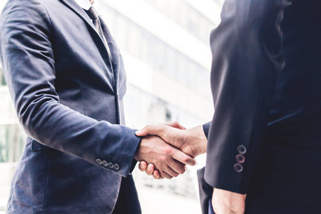 感谢老板成功的握手业务合作伙伴.合作同意和感谢手势概念照片