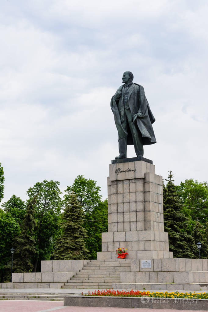列宁在乌里扬诺夫斯克的纪念碑成立于1940年4月22日列宁广场。它的作者, 著名苏维埃雕刻家 Manizer。俄罗斯, 乌里扬诺