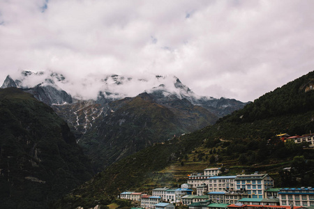 Namche 集市村, 建筑和佛塔的看法。跋涉到珠穆朗玛峰基地, 尼泊尔, 喜马拉雅。村庄有昆布谷中心, 萨加玛塔国家公园