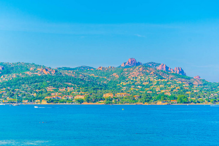 恩震湾下的 Esterel 地块在法郎