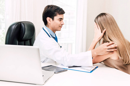 医生咨询和牵手的女性病人安心护理医生表在医院 医疗保健照片 正版商用图片07ce 摄图新视界