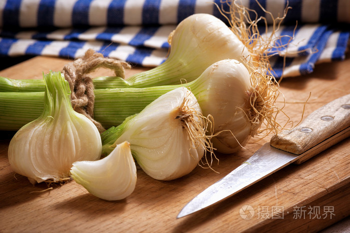 新鲜的洋葱茎