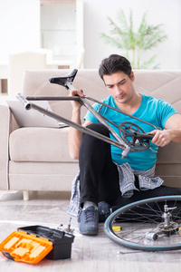 在家修理自行车的年轻人