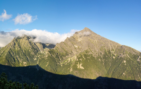 斯洛伐克国家座山，名叫克里凡在蓝色的天空下