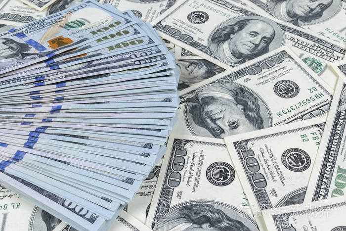 一叠100美元的钞票.成堆的现金在百元钞票.成堆的百元钞票的背景.