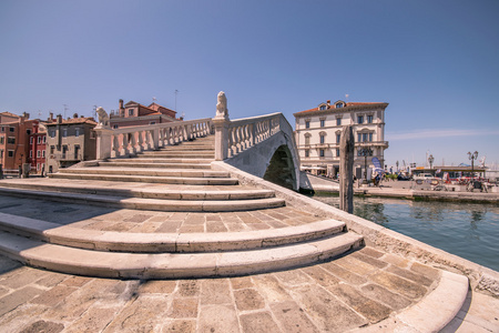 基奥贾，威尼斯，意大利的一条运河的典型大桥