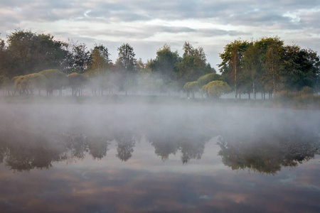 清晨的湖面清晨雾笼罩湖面照片