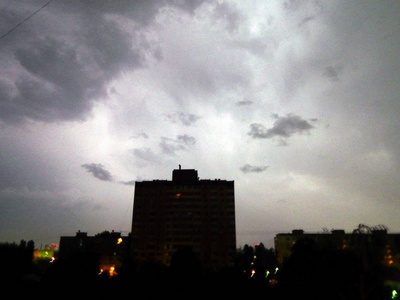 城市夜晚的闪电和雷声下雨了图片