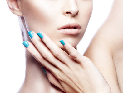 女性的画像与自然化妆和蓝色指甲油