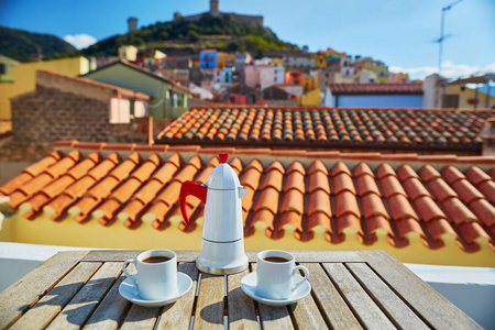 Coffemaker 和两杯新鲜的咖啡, 在餐厅, 咖啡馆或露台的桌子上, Bosa 村, 撒丁岛, 意大利