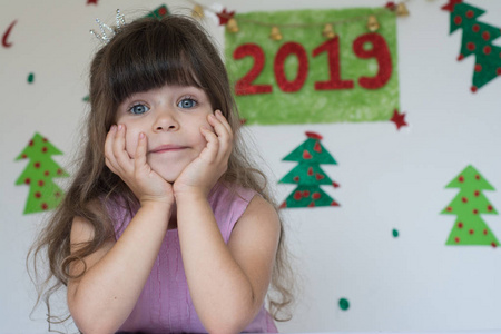 2019新年。可爱的情感真诚的孩子在新年的装饰品。庆祝寒假。圣诞心情