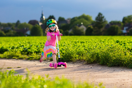 踩aj小女孩踩着滑板车照片