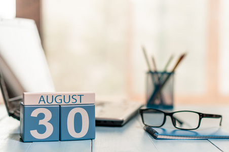 8 月 30 日。一天 30 月，木制彩色日历管理器工作场所背景上。夏天的时间。文本为空的空间