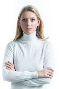金发女孩在一个白色的背景，在一件高领毛衣