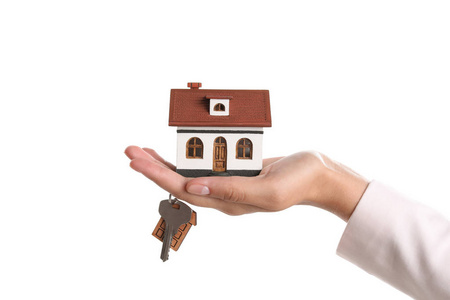 房地产代理控股房子模型和关键的白色背景
