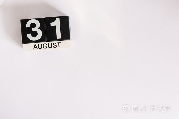 8月31日。 月31日白色bac木色历
