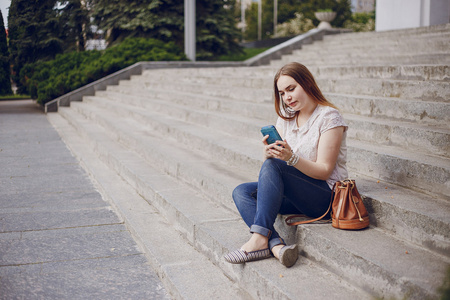 女孩在步行图片