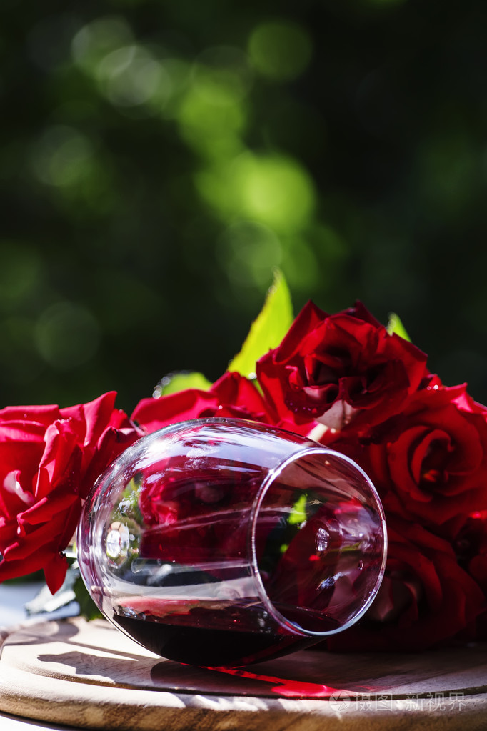 杯红酒和一束红玫瑰