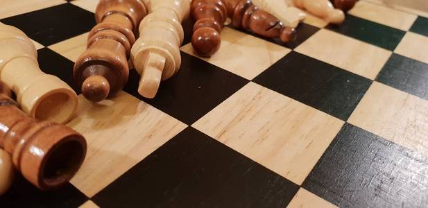 如何玩棋盘游戏棋。即兴创作和不同的角度棋集, 棋子和棋盘。黑白图和棋盘游戏