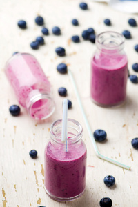 蓝莓冰沙在玻璃小瓶