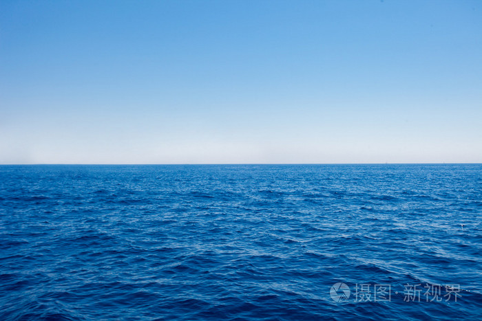 背景下波光粼粼的海水在阳光灿烂的日子.大海和天空
