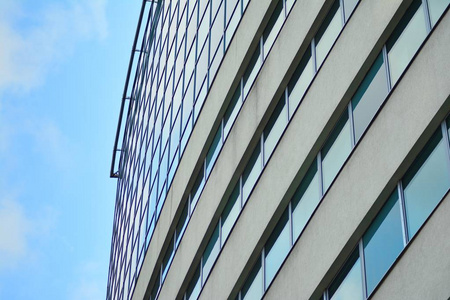 当代建筑的抽象片段, 由玻璃和混凝土构成的墙壁。现代办公大楼玻璃幕墙