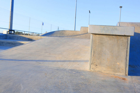 英国埃塞克斯郡哈里奇的蓝天和灰色混凝土室外 skatepark