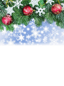 闪亮的圣诞装饰球和松树