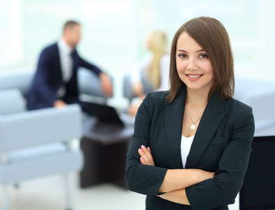 事业男性站在她的工作人员在后台的成功事业女性照片