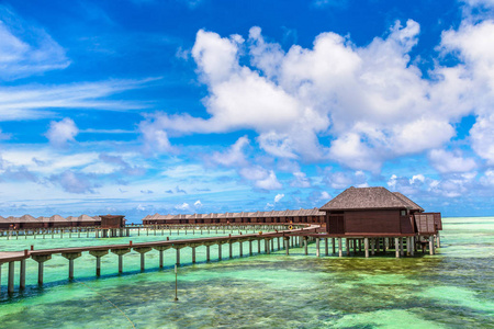 马尔代夫2018年6月24日 夏季日马尔代夫热带海滩的水上别墅 平房 和木桥