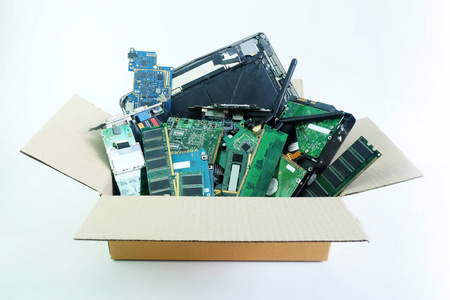 电脑五金零件纸盒白色背景下的电子废弃物隔离