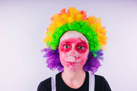 小丑假发的孩子图片