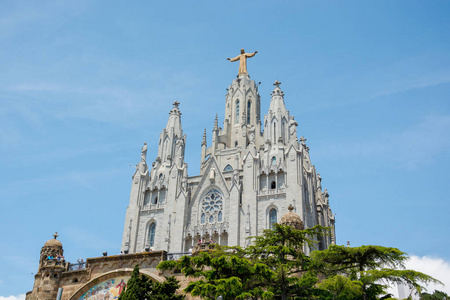 Tibidabo 山上的圣心寺雕塑在西班牙巴塞罗那, 底部视图