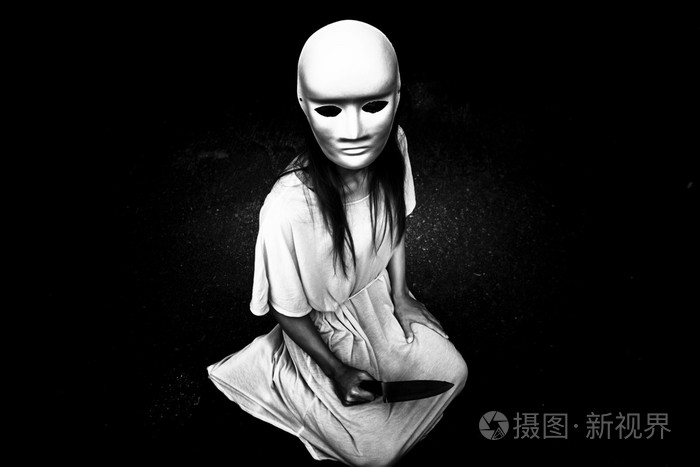 戴着白色面具的黑暗教条的神秘女人