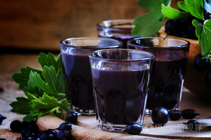 由黑醋栗的自制甜酒