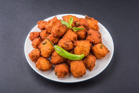 美味的美味和美味的印度 moong dal vada 或 moong dal pakoda 或 moong vada 或 pak