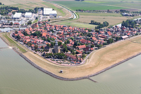 鸟瞰荷兰村 Hindeloopen 在 Ijsselmeer 湖与玛丽娜