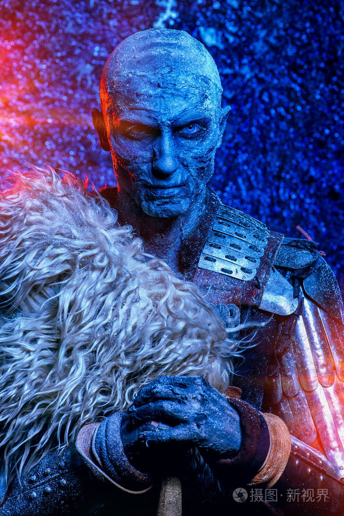 万圣节.冻结的雪盖的僵尸战士的中世纪骑士盔甲