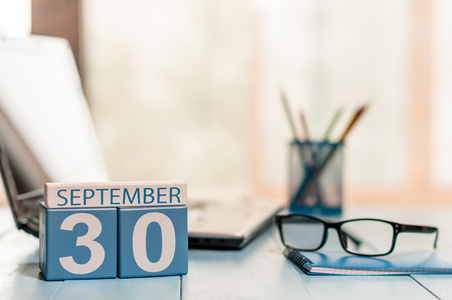 9 月 30 日。一天 30 月，翻译或口译员工作场所背景上的日历。秋天的时间。文本为空的空间