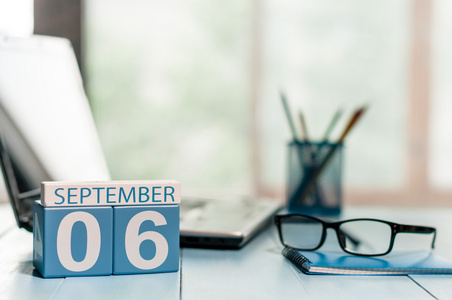 9 月 6 日。一天 6 月，首席执行官工作场所背景上的木制彩色日历。秋天的时间