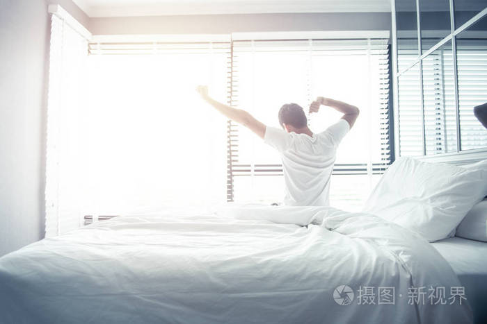 早晨, 男人醒来, 在床上舒展阳光