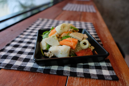 泰国沙拉酸辣海鲜配西红柿, 玻璃面条, 芹菜猪肉和虾在咖啡馆
