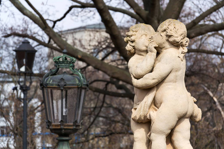 雕像周围 Nymphenbad 在巴洛克茨温格宫宫殿在德国德累斯顿, 阳光明媚的春天天